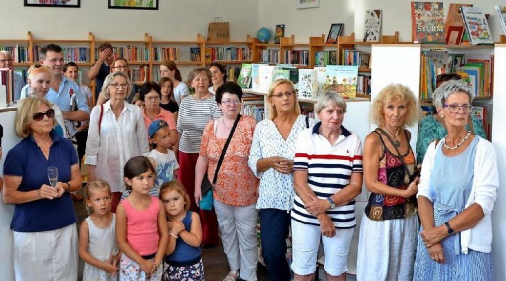 Viele Gäste kommen zur Neueröffnung der Bücherei Bredenbeck in den sanierten Räumen der alten Dorfschule. Quelle: Frank Hermann