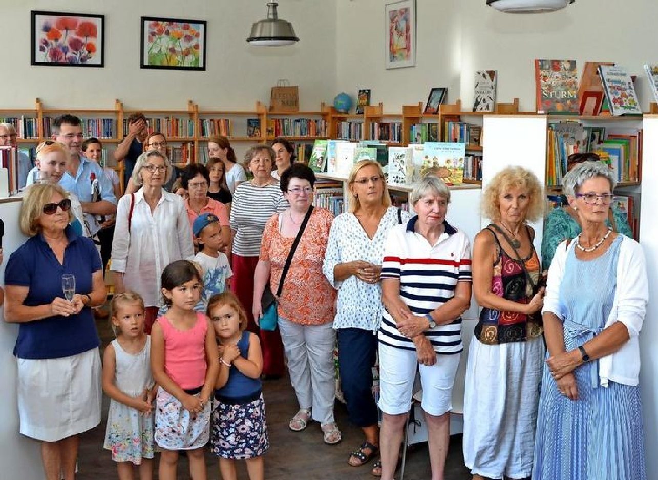 Viele Gäste kommen zur Neueröffnung der Bücherei Bredenbeck in den sanierten Räumen der alten Dorfschule. Quelle: Frank Hermann